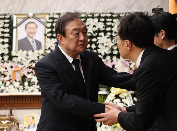 정대철 민주평화당 고문이 24일 서울 서대문구 연세대 세브란스병원에 마련된 고 노회찬 정의당 원내대표의 빈소를 찾아 조문한 뒤 천호선 전 정의당 대표와 인사를 나누고있다. 2018. 7. 24 사진공동취재단