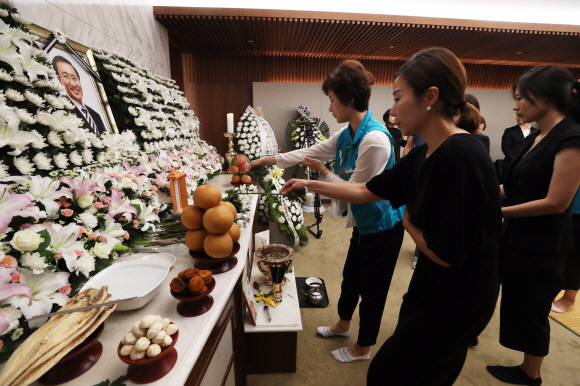 케이티엑스(KTX) 해고승무원들이 24일 오후 서울 서대문구 세브란스 병원 장례식장에 마련된 고 노회찬 정의당 원내대표의 빈소를 찾아 헌화하고 있다. 2018. 7. 24 사진공동취재단