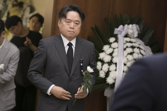 최승호 MBC 사장이 24일 서울 서대문구 연세대 세브란스병원 장례식장에 마련된 고 노회찬 정의당 원내대표의 빈소를 찾아 조문을 하고 있다. 2018. 7. 24 사진공동취재단