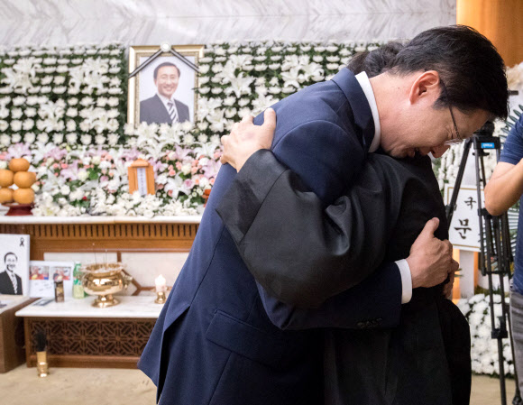 고 노회찬 의원 부인 위로하는 김경수