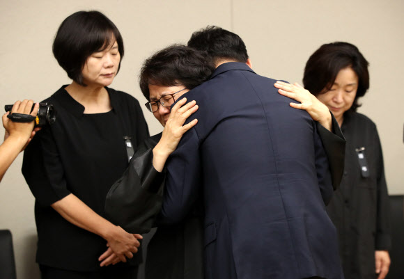 고 노회찬 의원 부인 위로하는 김경수