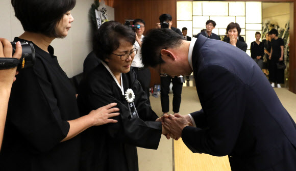 유족 위로하는 김경수