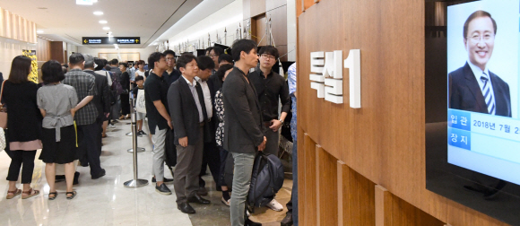 25일 서울 신촌 세브란스 병원에 마련된 노회찬 원내대표의 장례식장에서 조문객들이 줄을서서 조문을 기다리고 있다. 2018.7.25 박지환기자 popocar@seoul.co.kr