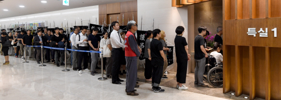 25일 서울 신촌 세브란스 병원에 마련된 노회찬 원내대표의 장례식장에서 조문객들이 줄을서서 조문을 기다리고 있다. 2018.7.25 박지환기자 popocar@seoul.co.kr