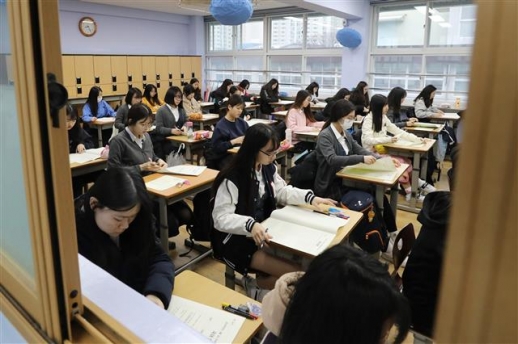 서울 한 고등학교에서 3학년 학생들이 전국연합학력평가 시험을 보고 있다.  뉴스1 자료사진