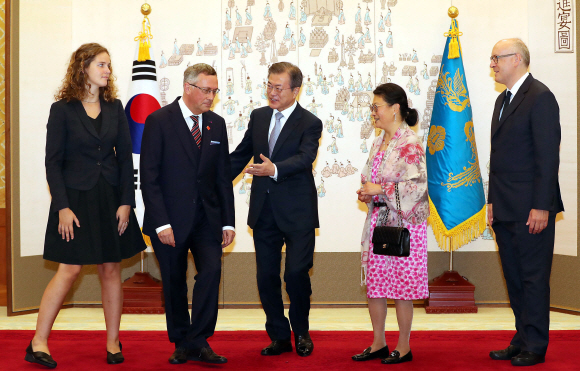 문재인 대통령이 25일 오후 청와대에서 열린 주한대사 신임장 제정식에서 피터 레스쿠이에 벨기에 대사로부터 신임장을 받고 기념촬영을 하고 있다. 2018. 7. 25 도준석 기자 pado@seoul.co.kr