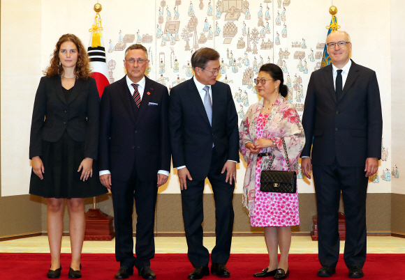 문재인 대통령이 25일 오후 청와대에서 열린 주한대사 신임장 제정식에서 피터 레스쿠이에 벨기에 대사로부터 신임장을 받고 기념촬영을 하고 있다. 2018. 7. 25 도준석 기자 pado@seoul.co.kr