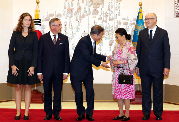 문재인 대통령이 25일 오후 청와대에서 열린 주한대사 신임장 제정식에서 피터 레스쿠이에 벨기에 대사로부터 신임장을 받고 기념촬영을 하고 있다. 2018. 7. 25 도준석 기자 pado@seoul.co.kr