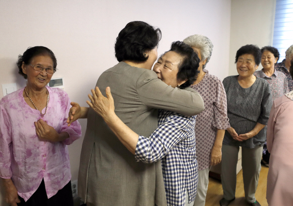문재인대통령 부인 김정숙여사가 25일 오전 충북 청주시 오송읍 봉산3리 에 위치한 경로당에 방문해 어르신들과 반갑게 인사를 하고있다. 청와대제공