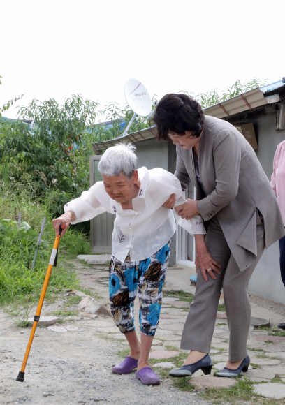문재인대통령 부인 김정숙여사가 25일 오전 충북 청주시 오송읍 봉산3리 에 위치한 홀몸어르신댁 안향례 할머니 와 함께 경로당으로 가고있다. 청와대제공