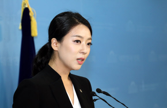 첫 브리핑 하는 배현진 대변인