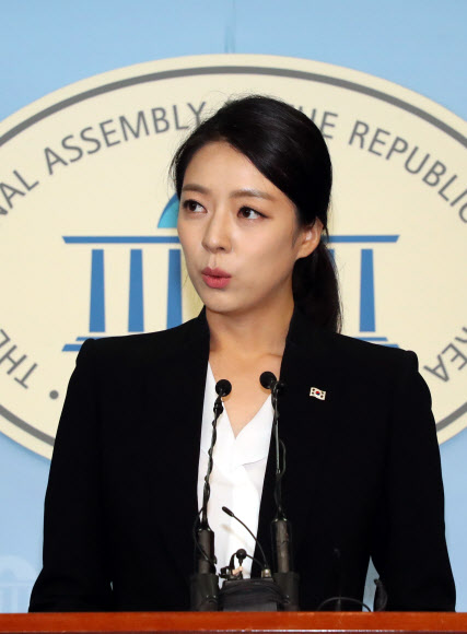 언론브리핑 하는 배현진 대변인