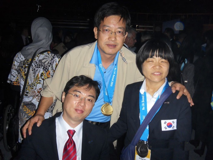 2011년 제8회 서울 국제 장애인 기능 올림픽대회 데이터베이스 부문 금메달을 딴 박정우(앞 왼쪽)과 이수정 선수. 오피스데브 제공