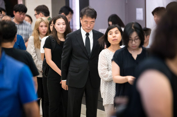 고 노회찬 의원 조문 기다리는 장하성