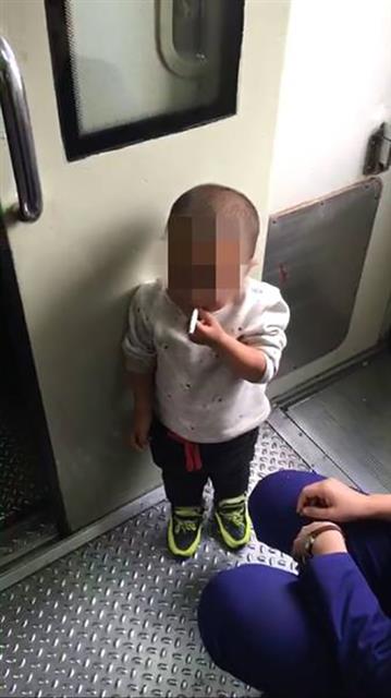중국의 기차에서 4살 난 아이가 능숙하게 담배를 피우고 있다.  출처 봉황망