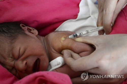 접종받는 중국 아기 AP=연합뉴스 자료 사진