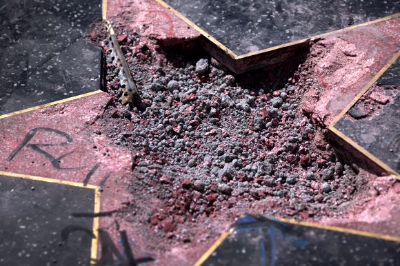 25일(현지시간) 미국 캘리포니아주 로스앤젤레스의 할리우드 워크 오브 페임 거리 바닥에 새겨진 트럼프의 별이 파손돼 있다. AFP 연합뉴스