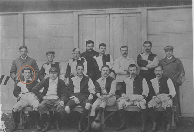 1896년 베델의 남동생 아서 퍼시 베델(원)이 축구대회에 출전해 기념 촬영한 장면. 퍼시는 베델이 고베에 있는 동안 줄곧 런던에 있었다고 알려졌었으나 사진을 통해 퍼시도 일본 고베에 머문 적이 있었단 사실이 드러났다.