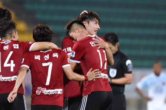 지난 25일 FA컵 32강전에서 실업축구 내셔널리그의 김해시청 선수들이 K리그1 6위인 강원FC를 2-1로 꺾은 뒤 서로 얼싸안고 있는 모습. 대한축구협회 제공