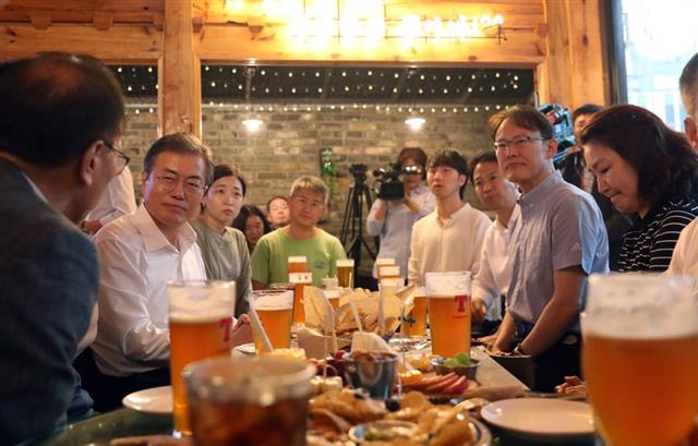 문재인 대통령 ‘퇴근길 국민과 깜짝 호프’