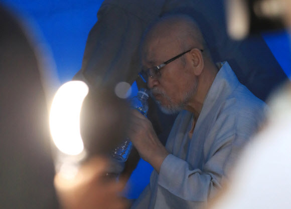 설조 스님이 27일 오전 서울 종로구 조계사 옆 농성장에서 단식 농성을 하고 있다. 세수 87세로 알려진 설조 스님은 지난달 20일 종단 적폐청산과 총무원장 설정 스님 퇴진 등을 요구하며 단식을 선언했다. 2018.7.27  연합뉴스