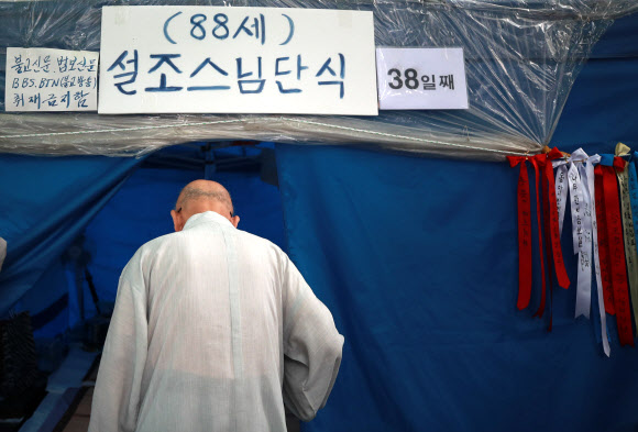 설조 스님이 27일 오전 서울 종로구 조계사 옆 농성장에들어서고 있다. 세수 87세로 알려진 설조 스님은 지난달 20일 종단 적폐청산과 총무원장 설정 스님 퇴진 등을 요구하며 단식을 선언했다. 2018.7.27  연합뉴스