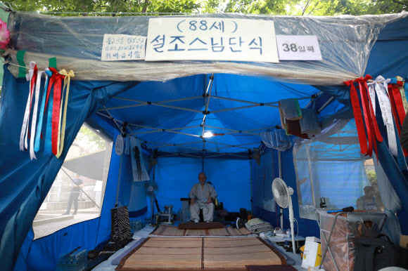 설조 스님이 27일 오전 서울 종로구 조계사 옆 농성장에들어서고 있다. 세수 87세로 알려진 설조 스님은 지난달 20일 종단 적폐청산과 총무원장 설정 스님 퇴진 등을 요구하며 단식을 선언했다. 2018.7.27  연합뉴스