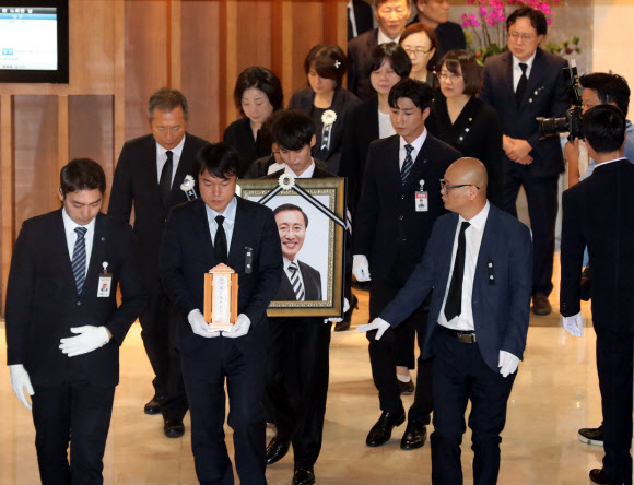 정의당 고 노회찬 의원의 영결식이 국회에서 엄수되는 27일 노 의원의 영정이 서울 세브란스병원 빈소를 나서고 있다. 2018.7.27  연합뉴스