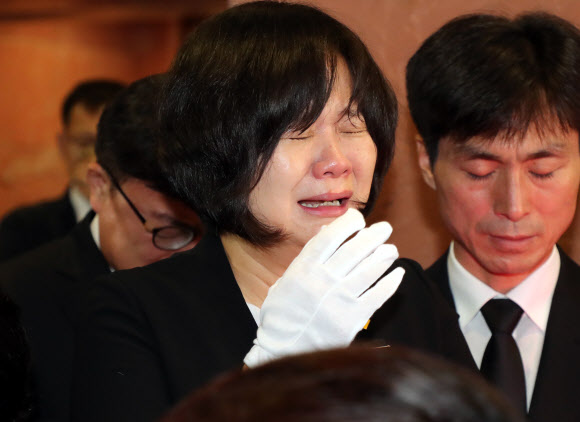 정의당 이정미 대표가 27일 서울 세브란스병원에서 고 노회찬 의원을 떠나보내며 오열하고 있다. 2018.7.27  연합뉴스