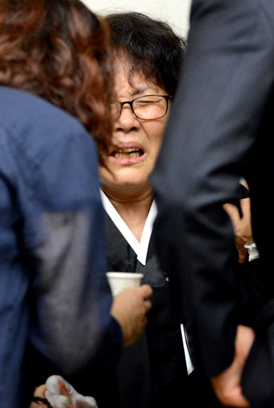 정의당 고 노회찬 의원의 장례 마지막 날인 27일 서울 신촌 세브란스병원 장례식장에서 엄수된 고인의 발인식에서 부인 김지선 씨가 오열하고 있다. 2018.7.27  연합뉴스