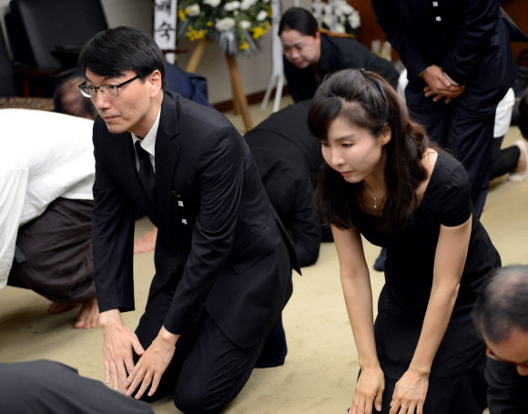 정의당 고 노회찬 의원의 장례 마지막 날인 27일 서울 신촌 세브란스병원 장례식장에서 엄수된 고인의 발인식에서 서기호 전 판사(왼쪽)와 서지현 검사가 예를 표하고 있다. 2018.7.27  연합뉴스