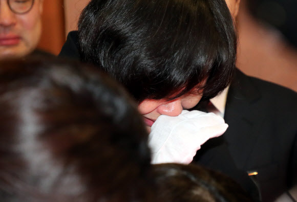 정의당 이정미 대표가 27일 서울 세브란스병원에서 고 노회찬 의원을 떠나보내며 오열하고 있다. 2018.7.27  연합뉴스