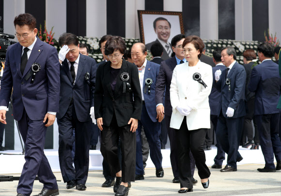 27일 오전 국회에서 열린 정의당 고 노회찬 의원의 영결식에서 동료의원들이 고인을 추모하고 있다. 2018.7.27  연합뉴스