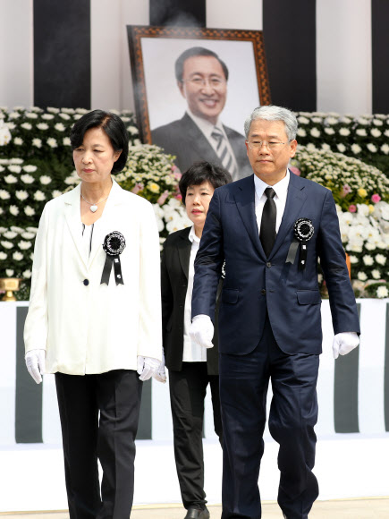 27일 오전 국회에서 열린 정의당 고 노회찬 의원의 영결식에서 더불어민주당 추미애 대표와 바른미래당 김동철 비대위원장 등 여야 대표들이 고인을 추모하고 있다. 2018.7.27  연합뉴스