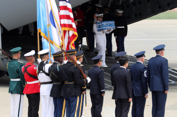 한국전쟁 정전협정 체결 65주년인 27일, 전쟁 당시 북한 지역에서 전사 또는 실종된 미군 유해를 싣고 북한 원산 갈마비행장을 출발한 미군 수송기가 오산 미 공군기지에 도착했다.  사진공동취재단