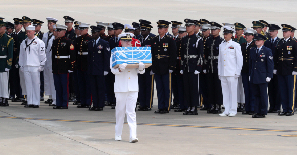 한국전쟁 정전협정 체결 65주년인 27일, 전쟁 당시 북한 지역에서 전사 또는 실종된 미군 유해를 싣고 북한 원산 갈마비행장을 출발한 미군 수송기가 오산 미 공군기지에 도착했다.  사진공동취재단