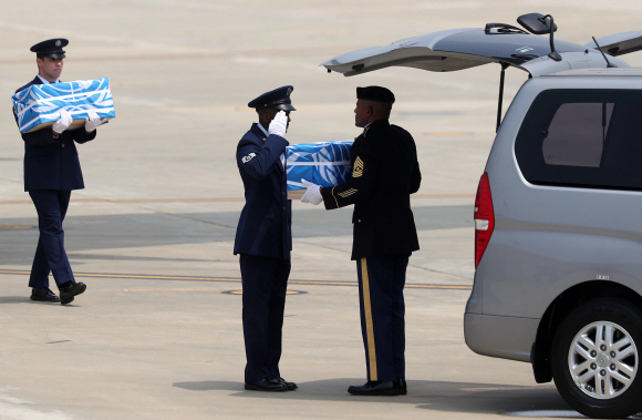 한국전쟁 정전협정 체결 65주년인 27일, 전쟁 당시 북한 지역에서 전사 또는 실종된 미군 유해를 싣고 북한 원산 갈마비행장을 출발한 미군 수송기가 오산 미 공군기지에 도착, 한미 의장대가 운구하고 있다.  사진공동취재단