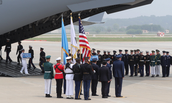 한국전쟁 정전협정 체결 65주년인 27일, 전쟁 당시 북한 지역에서 전사 또는 실종된 미군 유해를 싣고 북한 원산 갈마비행장을 출발한 미군 수송기가 오산 미 공군기지에 도착, 한미 의장대가 운구하고 있다.  사진공동취재단