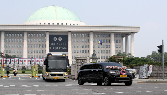 27일 오전 국회에서 열린 정의당 고 노회찬 의원의 영결식이 끝난 후 운구 차량이 국회를 떠나고 있다. 2018.7.27  연합뉴스