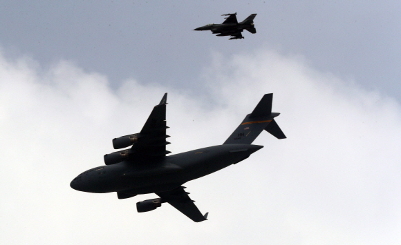 한국전쟁 정전협정 체결 65주년인 27일, 전쟁 당시 북한 지역에서 전사 또는 실종된 미군 유해를 싣고 북한 원산 갈마비행장을 출발한 미군 수송기가 오산 미 공군기지에 도착하고 있다.  사진공동취재단