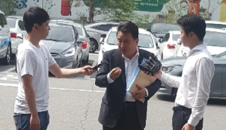 김영환 전 후보가 27일 오전 10시 피고발인 신분으로 조사를 받기위해 경찰에 출석하면서 취재진의 질문에 답을 하고 있다.