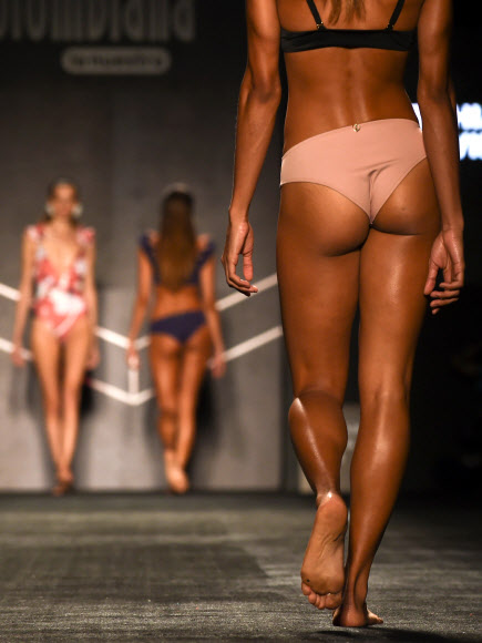 26일(현지시간) 콜롬비아 안티오키아주 메데인에서 열린 ‘콜롬비아 패션 위크(Colombia‘s Fashion Week)’중 모델들이 브랜드 마리아 바이아(Maria Bahia)의 의상을 선보이고 있다. AFP 연합뉴스