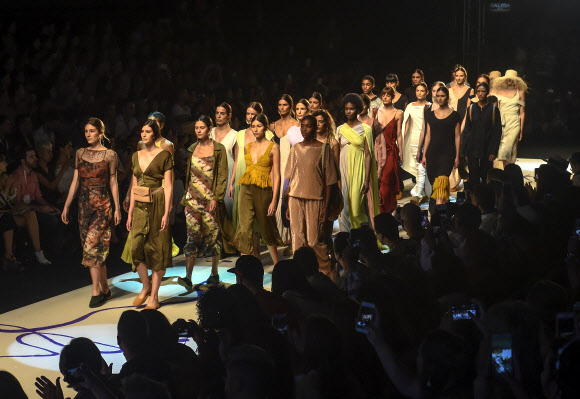 26일(현지시간) 콜롬비아 안티오키아주 메데인에서 열린 ‘콜롬비아 패션 위크(Colombia‘s Fashion Week)’중 모델들이 브랜드 Finesse Religarie 의 의상을 선보이고 있다. AFP 연합뉴스