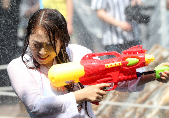 27일 강원 양구군 레포츠공원 일대에서 열린 ‘2018 청춘양구 배꼽축제’에서 참가자들이 물총싸움을 하며 더위를 날리고 있다. 2018.7.27  연합뉴스