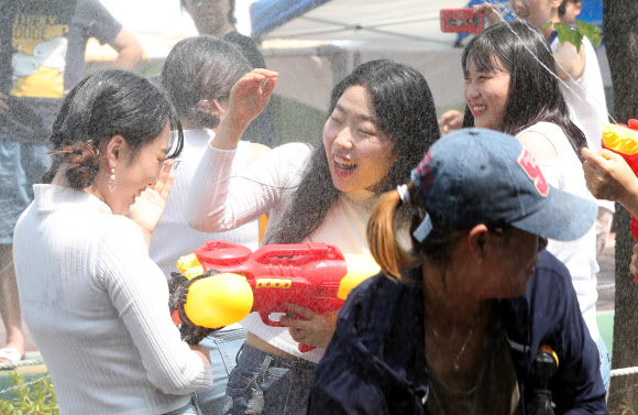27일 강원 양구군 레포츠공원 일대에서 열린 ‘2018 청춘양구 배꼽축제’에서 참가자들이 물총싸움을 하며 더위를 날리고 있다. 2018.7.27  연합뉴스