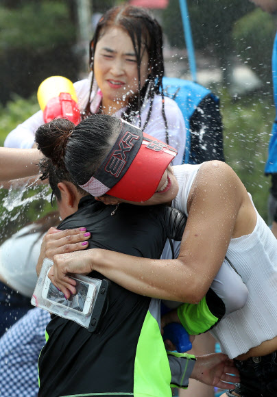 27일 강원 양구군 레포츠공원 일대에서 열린 ‘2018 청춘양구 배꼽축제’에서 참가자들이 물총싸움을 하며 더위를 날리고 있다. 2018.7.27  연합뉴스