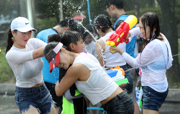 27일 강원 양구군 레포츠공원 일대에서 열린 ‘2018 청춘양구 배꼽축제’에서 참가자들이 물총싸움을 하며 더위를 날리고 있다. 2018.7.27  연합뉴스