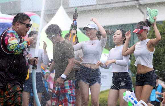 27일 강원 양구군 레포츠공원 일대에서 열린 ‘2018 청춘양구 배꼽축제’에서 참가자들이 물총싸움을 하며 더위를 날리고 있다. 2018.7.27  연합뉴스