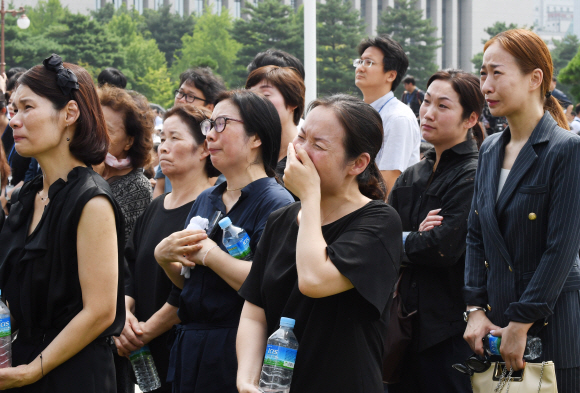 27일 오전 국회에서 열린 고 노회찬 정의당 의원의 영결식에서 심상정의원이 조사를 읽자 추모객들이 오열을 하고 있다. 2018.7.27. 김명국선임기자 daunso@seoul.co.kr