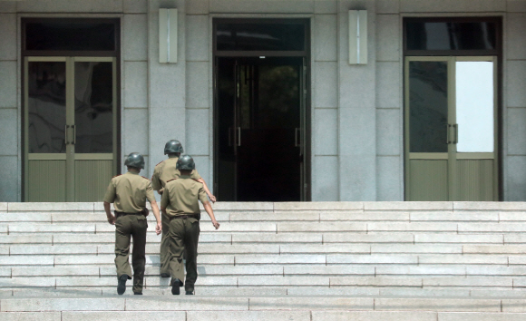 정전협정 체결 65주년을 맞은 27일 오후 경기도 파주 판문점에서 북한 병사들이 이동하고 있다. 2018.7.27 사진공동취재단